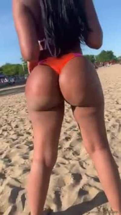 IMAGINE GOING TO THE BEACH 🏖 WITH YOUR GIRLFRIEND/WIFE AND THIS BIG BOOTY WAS PASSING BY, WILL YOU LOOK ??