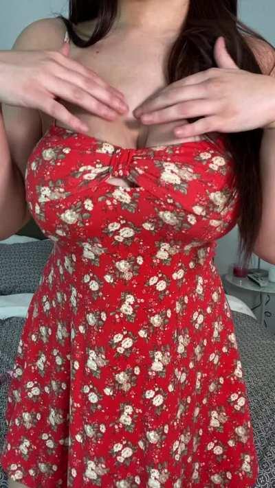 19yo 😇Do you want to see more of these 34Es? 🌹