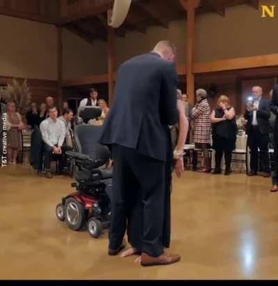 Son shares wedding dance with dying mom