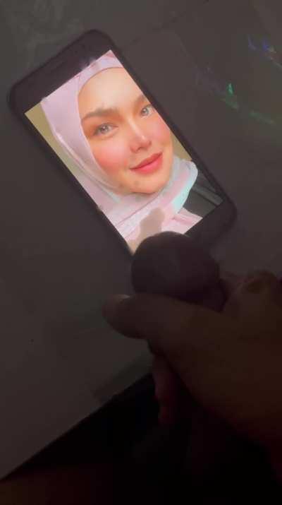 Masa beliau mula menyanyi saya tak lahir pun lagi.