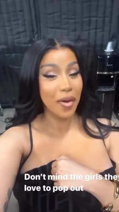 Cardi’s nips hanging all out ! 🥵