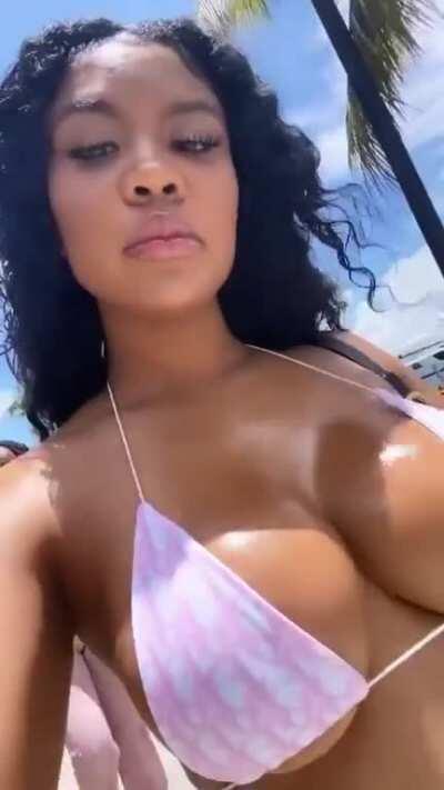 The way them titties bouncing 🤤