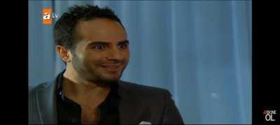 Adanalı izlerken denk geldiğim olaya bak, olay şu ordaki adamla uyuşturucu ticareti yapıyorlardı. Sene 2009 ve apaçık gözümüzün önüne sunmuşlar bazı şeyleri, şimdi bunu yapsa sektörü bırak kanal kapanır amk. Bakan oğluyum oğlum ben🤬