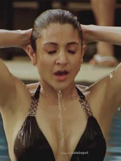 Black bikini Anushka Sharma.