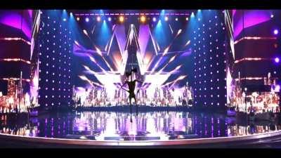 Siren Head Default dances on AGT