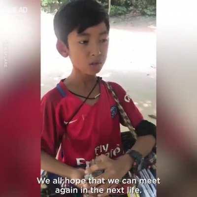 This poverty-stricken 9-year old speaks an incredible 12 languages while selling souvenirs to tourists in Cambodia