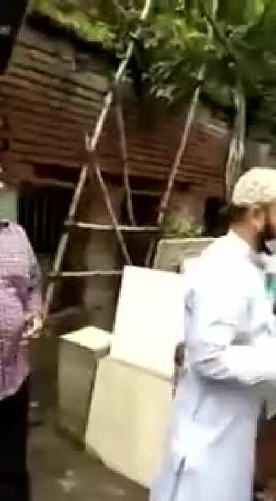 Haat Lagake Dikha (Lagaya to Kat ke Bengal ki Kadhi me Phek denge)