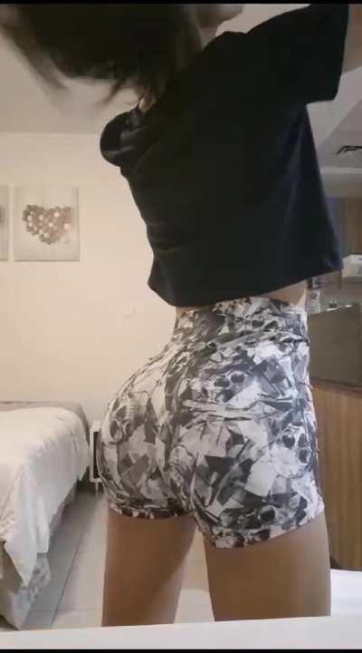 If I come to our date wearing those, would you grab it 🙈🙈