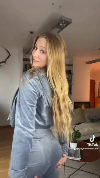 A lil wiggle jiggle before I get rough fucked (: