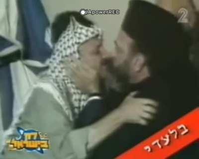 Filistin Kurtuluş Örgütü lideri Yaser Arafat ve bir papaz. Acımasız olma şimdi bu kadar...