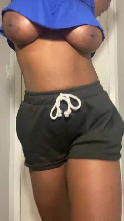 I always have to stretch to reach things on high shelves. Can you please help me? 🥺