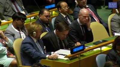 Dutch King shows a video to the Dutch Prime Minister during Trump’s speech