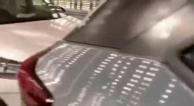 В США на границе с Мексикой полицейские поймали мигрантов, решивших проехать в Штаты в новых импортных машинах, которые перевозили на поезде.