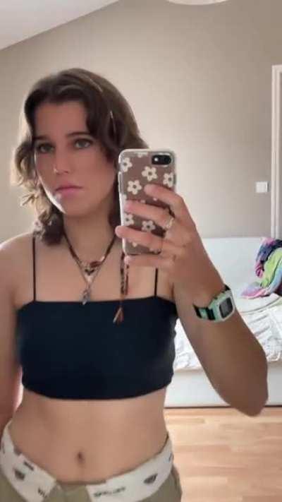 Influencer shows body + face filters in action