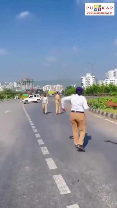 Massive Traffic Snarl Near Kiwale as Defence Minister Rajnath Singh’s Visit to Symbiosis Institute Brings Highway to a Standstill; Angry Commuters Lash Out at Police Over VIP Movement Disruption 16 Oct 2025 - Pune📍