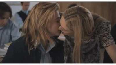 Chloe Grace Moretz lesbian scenes