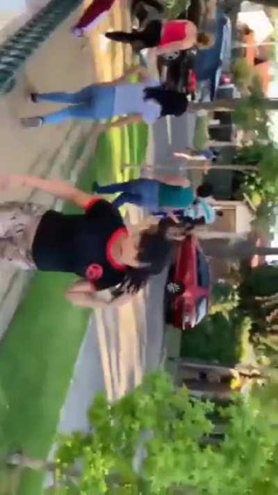 Padres y estudiantes de dos escuelas se enfrentaron a las piñas y palazos