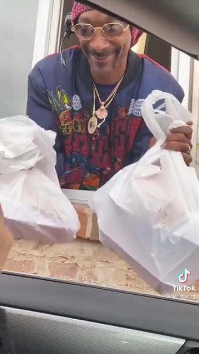Snoop Dogg serves up some fast food