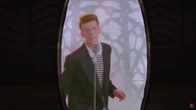 Ainz uses mirror of remote viewing