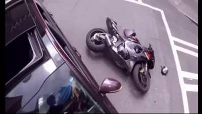 Biker takes his anger out on a windshield after he notices the driver that almost killed him was busy on his cellphone