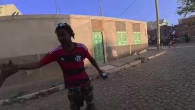 O Youtuber André “Nômade Raiz” quando visitou Cabo Verde, encontrou um cabo-verdiano que torce para o Flamengo