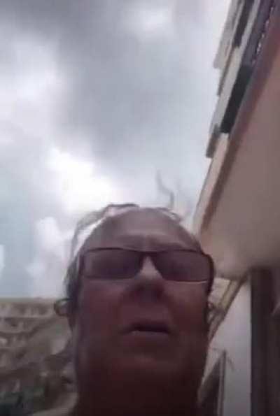 a 2 taradas se le callo el cel.