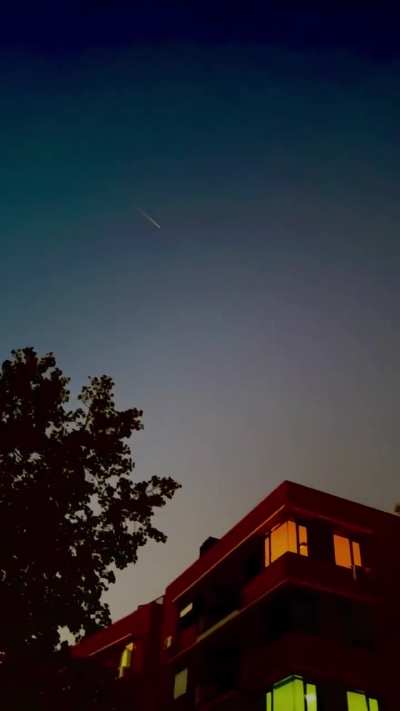 Vecinos de Rosario reportan que varios objetos misteriosos ingresaron a la atmosfera este domingo