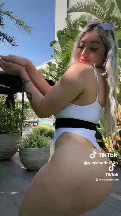 Bikini blond