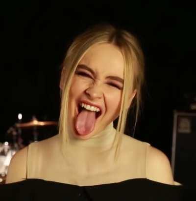 Sabrina Carpenter with the perfect expression