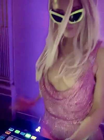 Boobies a’ bouncing..