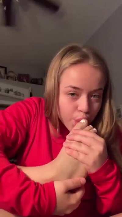 Do u guys like sloppy toe sucking? 🥺