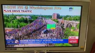 Tanker truck drives through crowd of protesters in Minnesota nearly running over hundreds of people