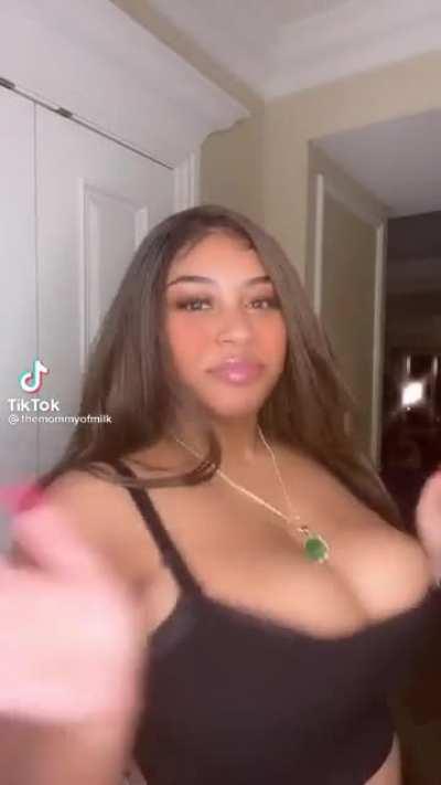 She know what she doing on TikTok 😂😍