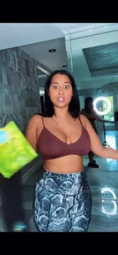 EVEN A FEW SECS TURN AROUND & BUBBLE BOOTY MOVE IS EVERYTHING.