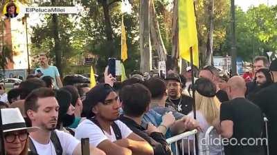 Le tiraron huevos a Milei en plena clase