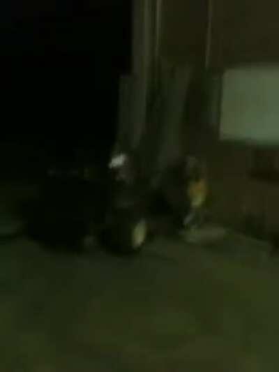 Solta a embreagem devagar e vai acelerando.