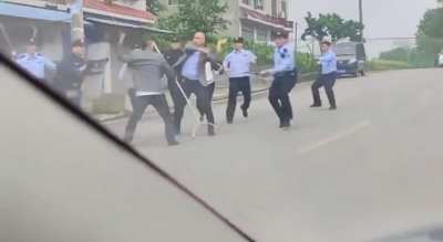 洼地核心礼仪实用教程：警民一家亲，话说采购盾牌的狗官贪了多少啊这是？