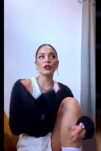 Wait till the end to see her nips..