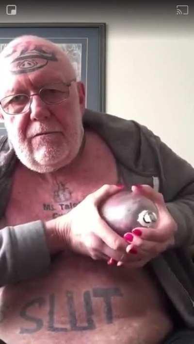 u/GlcaCiocanPneumatic a descoperit o metodă mai ieftină pentru mărirea bustului