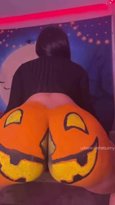 Thicc or treat? 😸🎃