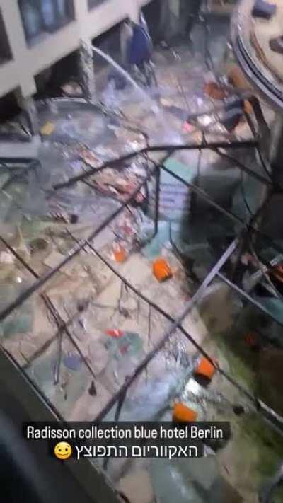 WCGW putting a 46 feet aquarium into a hotel lobby