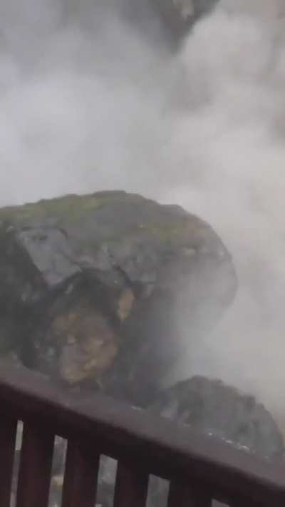 Massive rockfall at a popular tourist spot in Yuntaishan, Henan Province, China 🇨🇳 (05.10.2025)