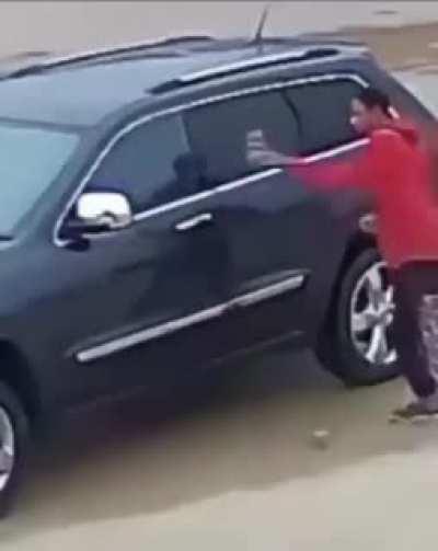 Robando un auto con música de Bob Esponja de fonfo.