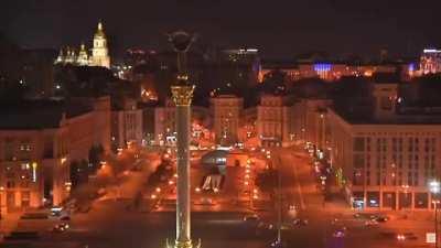 After multiple rumors claimed that Russia would invade Ukraine on February 16, the Reuters news outlet placed a camera in Kiev, the capital and largest city of Ukraine. In the early morning of that day, someone can be heard playing the song 