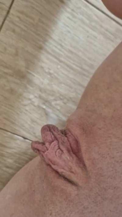 I just wanted to play with myself but ended up squirting on the floor and making everything messy