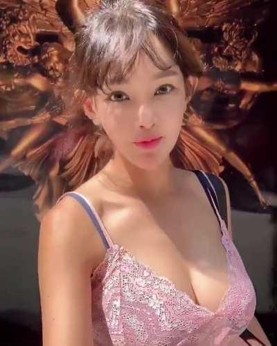 Insta vid - Sexy cleavage 3