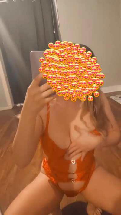 who loves a little nipple play 😋