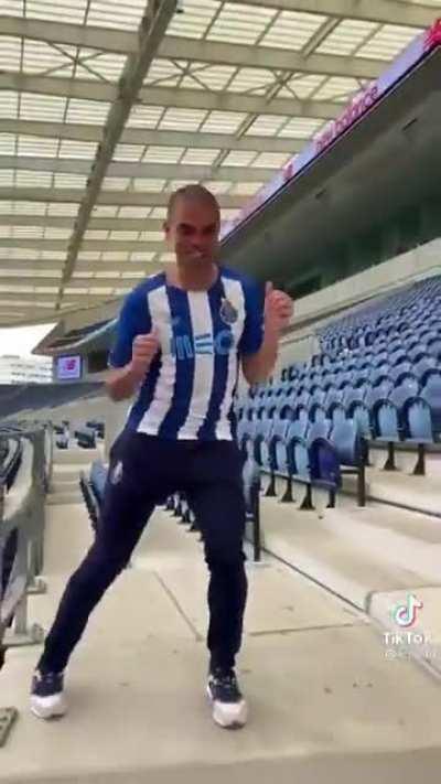 Pepe depois de mandar mais um atacante pra UTI...