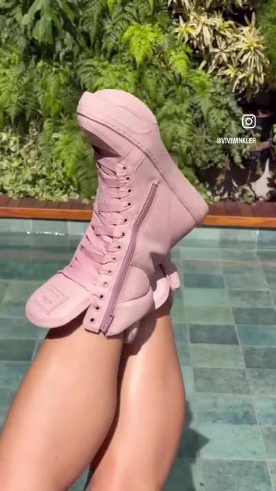 Only woman I can watch try on shoes