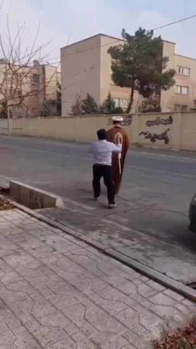 Mullahs wearing turbans 😤✋ Mullahs wearing nooses 😎👉